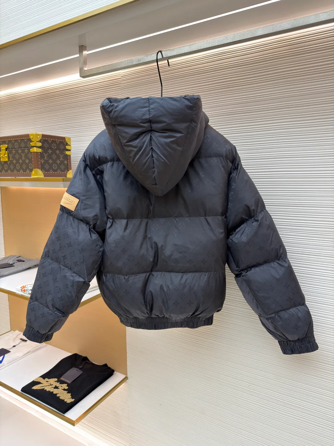 LOUIS VUITTON Presbyopia fleece lining cotton jacket ●Original version: Purchased and developed for 36500 ●Item number: 1680784-E10 ●Fabric: nylon fabric ●Technology: yarn-dyed jacquard production ●Version: fitted version ●Weight: about 1470 grams ●Size: 46-48-50-52 ●Description: The fabric is made of 75D nylon yarn-dyed jacquard fabric. We purchased a Y-version scanned pattern arrangement cycle to make a yarn-dyed pan head, and ordered weaving and dyeing of bulk fabrics. The bottom surface was painted to increase the feel of the fabric. The front panel + pocket double reduction pattern was cut by hand, and the back panel was centered to position the pattern. The inner lining is made of polyester lambswool fabric, and the inner liner is made of 32 0T anti-velvet gallbladder, machine-filled graphene fluffy cloud velvet material, infrared heat storage function, warmth retention ability comparable to down. The epaulettes, anti-slip buckles, and puller pendants are all made of real cowhide with three sets of embossing molds. The inside of the leather tag is filled with silicone material to create a three-dimensional letter effect. The overall wiring is straight and delicate, the fabric is comfortable and soft, and the color is consistent without color difference. It can be matched with the same style to create a fashionable look, and can be used in various occasions. Customized accessories, complete with three standards, same style for men and women!